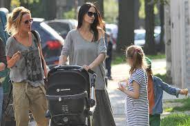 Szczególnie chroni swojego ukochanego syna. Patrycja Markowska I Viola Kolakowska Na Spacerze Z Dziecmi Markowska I Kolakowska Razem Poszly Z Dziecmi Na Spacer