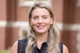 Elizabeth Cecil's Instagram, Twitter & Facebook