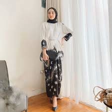 Lihatlah contoh foto di atas, anda akan melihat betapa songket sangat elegan dibuat busana muslim. Kaftan Jumputan Sumatera Batik Jupri Songket Palembang Bahan Viscose Lazada Indonesia