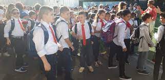 Varianta finală prevede că școala începe pe 9 septembrie, se încheie pe 12 iunie, iar odată cu vacanța de iarnă de 3 săptămâni se termină și primul semestru. Structura Anului È™colar 2020 2021 È™coala Incepe Pe 14 Septembrie VacanÈ›a IntersemestrialÄƒ Revine Proiect Hotnews Mobile