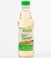 Dalam beberapa studi, para peneliti menemukan bahwa mengonsumsi cuka putih setelah makan, bisa menurunkan kadar gula darah dan kadar insulin dalam tubuh. Cara Mudah Membuat Cuka Beras Di Rumah Wanita22