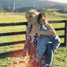 Cover me in sunshine is a popular song by p!nk | create your own tiktok videos with the cover me in sunshine song and explore 36k videos made by new and popular creators. P Nk And Daughter Together On Surprise Cover Me In Sunshine Daily Telegraph