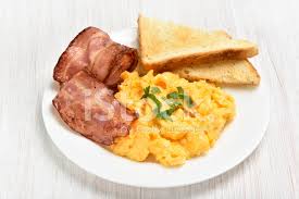 Le uova e bacon sono una delle classiche colazioni anglosassoni che vediamo nei film o la dolcezza delle uova si sposa benissimo con la sapidità del bacon e insieme danno vita a una vera. Uova Strapazzate Con Bacon E Toast Fotografie Stock Freeimages Com