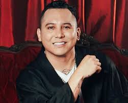 Traía calcetín? Edwin Luna aclara la polémica de sus fotos navideñas