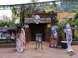 Buat yang masih belum tahu, 'glamping' bermaksud ' glamor camping '. Glamping Pengalaman Berkhemah Di Lost World Of Tambun Lovely Bee