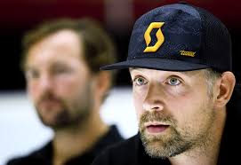 Klubben har fått hård kritik sedan de låtit honom spela, trots de kända misstankarna mot honom. Klubbdirektoren Slutar I Brynas Idrottens Affarer