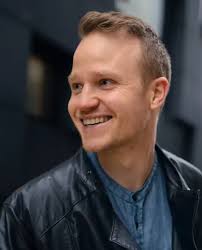 Chris tar bilder for folk til Tinder