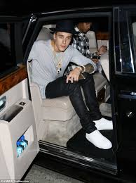 Πριν από τρία χρόνια ο justin bieber είχε στείλει μήνυμα στον ιδρυτή της εταιρείας παραγωγής εξατομικευμένων σπορ αυτοκινήτων west. Justin Bieber Cruises Up To A Private Jet In His Gleaming 500 000 Rolls Royce Daily Mail Online