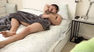 Owłosiony tata budzi się do Kory Houston szarpiącej się do niego