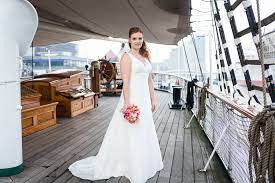 Entdecke rezepte, einrichtungsideen, stilinterpretationen und andere ideen zum ausprobieren. Maritime Hochzeit In Hamburg Linda Torrox Hamburg Brautmode Hochzeitskleider Abendkleider