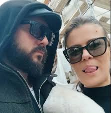 Nakon uspješnog singla „Ne okrećem se tata“ grupa Zoster objavila je spot  za pjesmu "Samo reci ne", koja je drugi singl sa njihovog nadolazećeg  šestog po redu albuma. Glazbu i tekst za