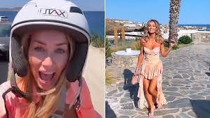 Laura Dane's Instagram, Twitter & Facebook