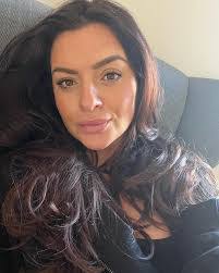 Lisa Nolan's Instagram, Twitter & Facebook