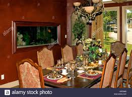 And use a table service with a fish motif if you want a themed evening without having to commit fully to the look. Home Esszimmer Formalen Aquarium Stockfotografie Alamy