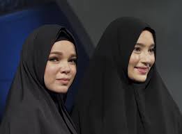 Ayat ayat cinta 2, fahri abdullah'ın (fedi nuril) hikayesini anlatan önceki filmin devamıdır. Dewi Sandra Dan Tatjana Saphira Ramaikan Ayat Ayat Cinta 2