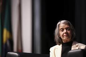Cármen Lúcia realiza aula magna na UFRGS sobre violência de gênero: "Decidiram que iriam nos matar e nós decidimos que vamos viver"