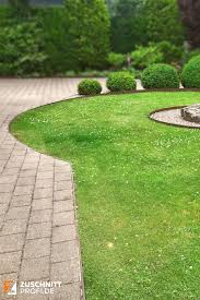 Sauberer Ubergang Vom Pflaster Zum Rasen Mit Dieser Rasenkante Aus Eisen Rasenkanten Garten Terrasse Moderner Garten