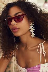 Cora Thomas's Instagram, Twitter & Facebook