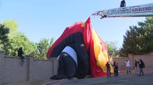 Thousands of residents in new mexico have power once again following a tragic hot air balloon crash on saturday morning in albuquerque. Video Hot Air Balloon Hits Tree Makes Rough Landing In Northeast Albuquerque Krqe News 13