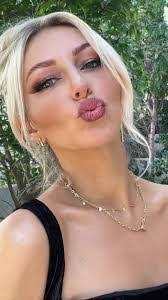 Vicki Collinsworth's Instagram, Twitter & Facebook