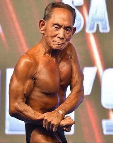 📲 Clique no link da bio e leia a matéria completa O japonês Toshisuke  Kanazawa conquistou, aos 90 anos, mais um título no #fisiculturismo. Ele  venceu a categoria acima de 85 anos