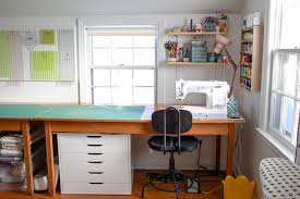 Hgtv magazine was awed by one reader's impressively organized craft room. In Color Order Tips For Keeping Your Sewing Table Organized And Clutter Free