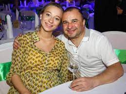 Чтобы казаться выше, он надевал мамины туфли на каблуках, и скрывал их под широкими штанинами расклешенных брюк. Stfpjltfipavm