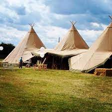 relaxed rustic farmwedding in sunny derbyshire instagram farm wedding inspirational images