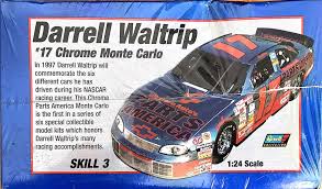 On debute le montage avec le bloc moteur ;) tshuss et bon visio ;) boulette sur le debut de la video , je me suis planté de vignette.!!! 1997 Parts America Chevy Monte Carlo 17 Darrell Waltrip Revell 038