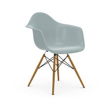 De organisch gevormde zitkuip was oorspronkelijk gemaakt van kunststof. Vitra Eames Plastic Armchair Daw