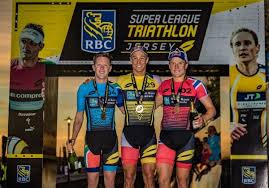 Kinésithérapeute, prof en thérapie manuelle j'aime comprendre le corps humain et raconter sans prise de tête French Athletes Dominate Day One At Super League Jersey Triathlete