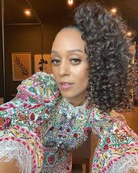 The more I wear curls (and my big hoops!), the more I'm convinced they're a  whole vibe. Curly girls, know! #curlygirl #curlyhair #Mondaymood