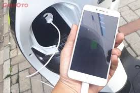 Kalau kalian pernah kepikiran soal mencharger handphone dengan banyak charger, berarti video ini adalah tontonan yang tepat untuk kalian guys. Meski Punya Fitur Charger Smartphone All New Honda Scoopy Enggak Takut Air Gridoto Com