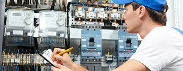 Eletricidade é o nome dado a um conjunto de fenômenos que ocorre graças ao desequilíbrio ou à movimentação das cargas elétricas, uma propriedade inerente aos prótons e elétrons, assim. Eletricista Industrial O Que Faz E Como Contratar Blog Russel Servicos