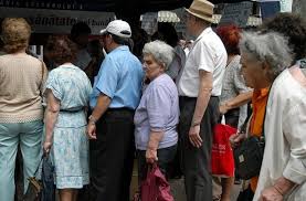 Pensia pentru limită de vârstă se cuvine persoanelor care îndeplinesc, cumulativ, la data pensionării, condiţiile privind vârsta standard de pensionare şi stagiul minim de cotizare prevăzute de lege. 4 000 De Pensionari PÄƒcÄƒliÈ›i Cu Dobanzi Ilegale De Casa De Ajutor Reciproc Din ConstanÈ›a