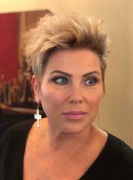 Hey ladies, I am a hairstylist and this is my friend and client and she's  great at styling her own hair and looks best with it short. And this is a  razor