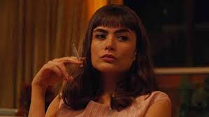 Maria Casadevall namora especialista em cura com tambor