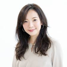 トレンド上昇中のレイヤーセミロングは小顔 すっきり効果も狙える 40代のロングヘア ロングヘア 40代 ヘアスタイル レイヤー セミロング