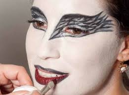 She's well suited to play the innocence of the white swan, but feels overwhelming pressure from her understudy lily (mila kunis), who is perfect to play the. Aufsehenerregende Verkleidung Fur Karneval Deliciously Org