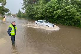 Volgens 1limburg sleurt het water straatmeubilair en wegafzettingen mee. Onweersbuien Zorgen Voor Zware Wateroverlast In Limburg Het Belang Van Limburg Mobile