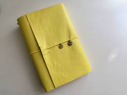 Diario De Viaje Midori Cuaderno De Notas De Piel Rustico Y Personalizado Hojas Sujetas Con Elastico Libreta Francesa A5 Iniciales Gratis Diy Projects Notebook Diy