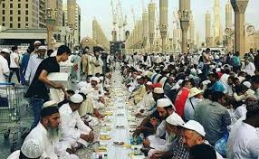 Bergerak menuju masjid nabawi, kami tim media trip umroh scoot dan melewati pintu masjid, ornamen indah langit masjid nabawi menyambut. Foto Buka Puasa Ramadhan Di Masjid Nabawi Madinah 2018 Animasi Bergerak Lucu Terbaru Cute766