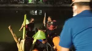 Check spelling or type a new query. Miris Selamatkan Sandal Jepit Hanyut Di Sungai Bocah Tangerang Tenggelam Suara Jakarta