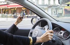 Au retrait de 3 points sur votre permis de conduire. Meme A L Arret Telephoner Au Volant Est Interdit Le Parisien