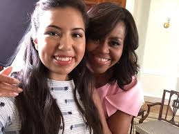 Orgullo angelino! Una joven salvadoreña al lado de Michelle Obama