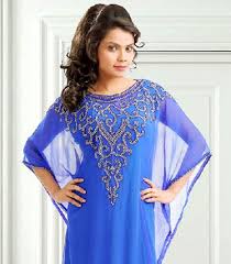 Robe longue bleue légèrement satinée. Robe Dubai Bleu En Crepe De Polyester Dentelle Pas Cher