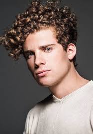 15 più bel taglio capelli ricci uomo che vorrete provare abbiamo scelto i modelli. Tagli Capelli Ricci Uomo Tante Scelte Per Un Look Alla Moda Capellistyle