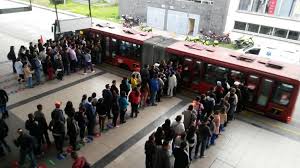 Las marchas convocadas por el comité del paro nacional para el 19 de mayo terminaron en disturbios en el barrio chicalá, en cercanías al portal de transmilenio de las américas en la localidad de bosa. Transmilenio ×'×˜×•×•×™×˜×¨ Tmahora Operacion Portal Americas Con Normalidad Usuarios Hacen Fila Ingresan En Orden Y Con Respeto Http T Co Lxp1cqzv02