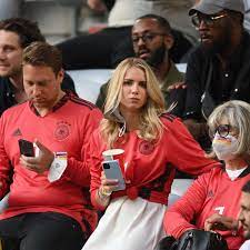 Jun 29, 2021 · vor der em 2021 war spekuliert worden, ob manuel neuer und anika bissel das turnier dazu nutzen, ihre liebe endlich offziell zu machen. Manuel Neuer Seine Freundin Unterstutzt Ihn In Der Allianz Arena Sie Ist Selbst Profisportlerin Fussball