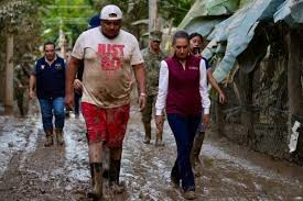 🔴 SHEINBAUM VISITA COMUNIDADES MÁS AFECTADAS POR LLUVIAS EN VERACRUZ La  presidenta Claudia Sheinbaum visitó el pasado viernes 17 de octubre las  localidades de Poza Rica, Álamo y Tempoal, algunas de las